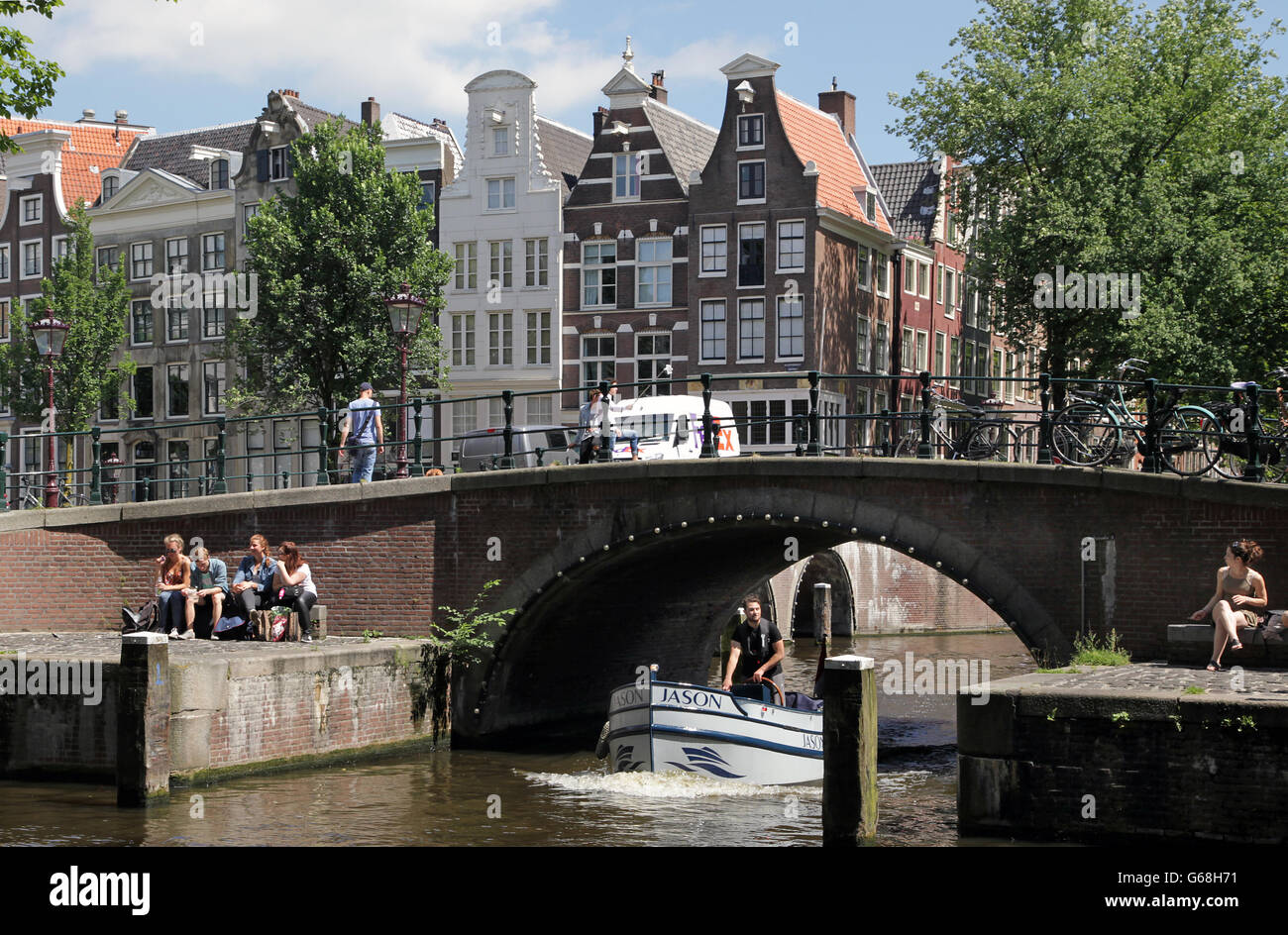 Una piccola barca nei canali di Amsterdam Foto Stock