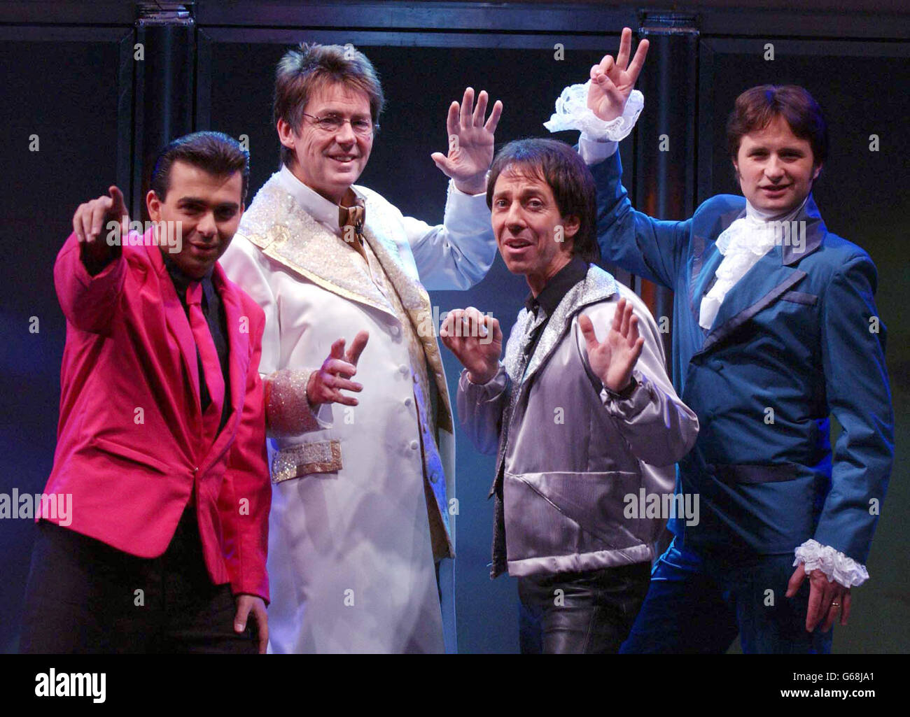 Da sinistra a destra; Ricky Aron (50's Cliff), Mike Read (Current Cliff), Jimmy Jemain (70'Cliff) e Miles Guerinni (60's Cliff) durante le prove per Cliff - The Musical al Prince of Wales Theatre nel centro di Londra. * l'ex radio uno dj Mike Read è cast nel ruolo di Sir Cliff Richard. Ricky Aron, Miles Guerrini e Jimmy Jemain sono le altre "scogliere" in varie fasi della sua carriera. Foto Stock