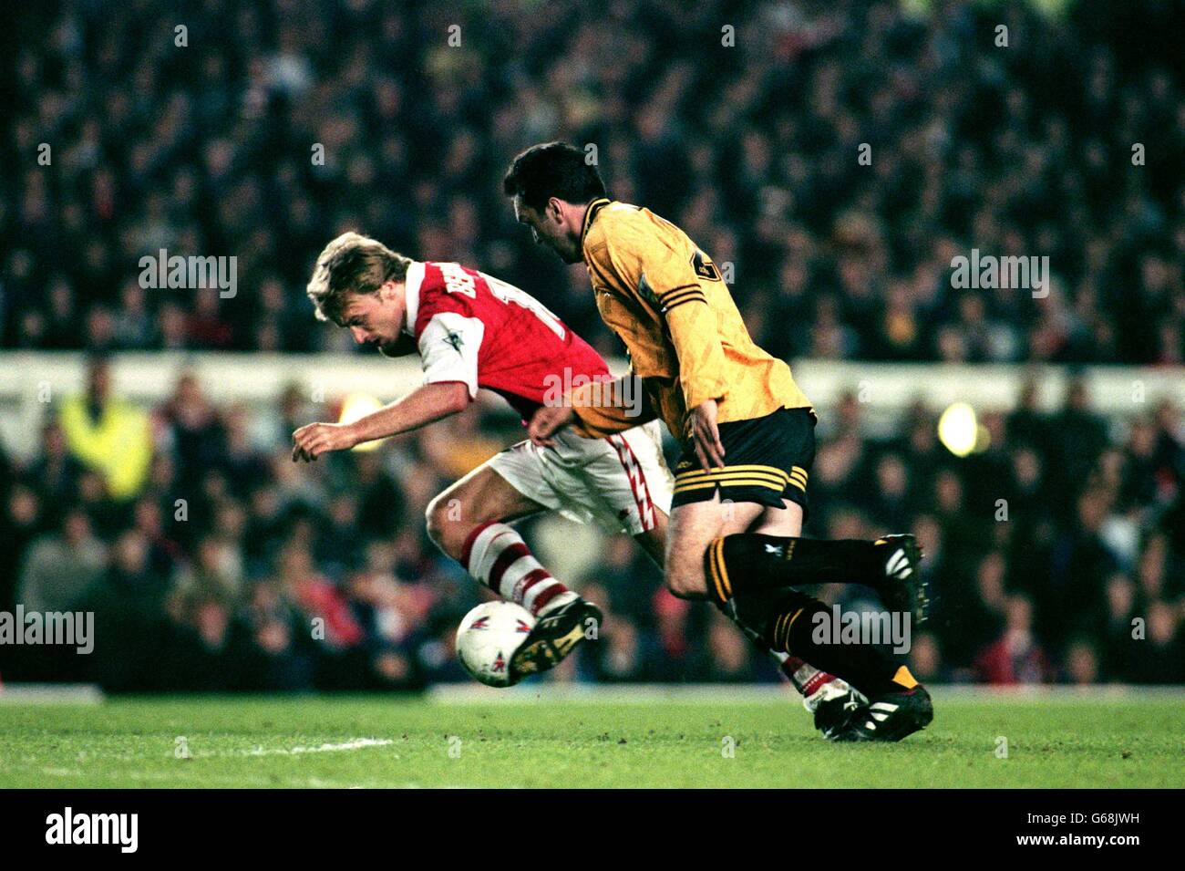 Gli arsenali Dennis Bergkamp si allontanano da Neil Ruddock, Liverpool Foto Stock