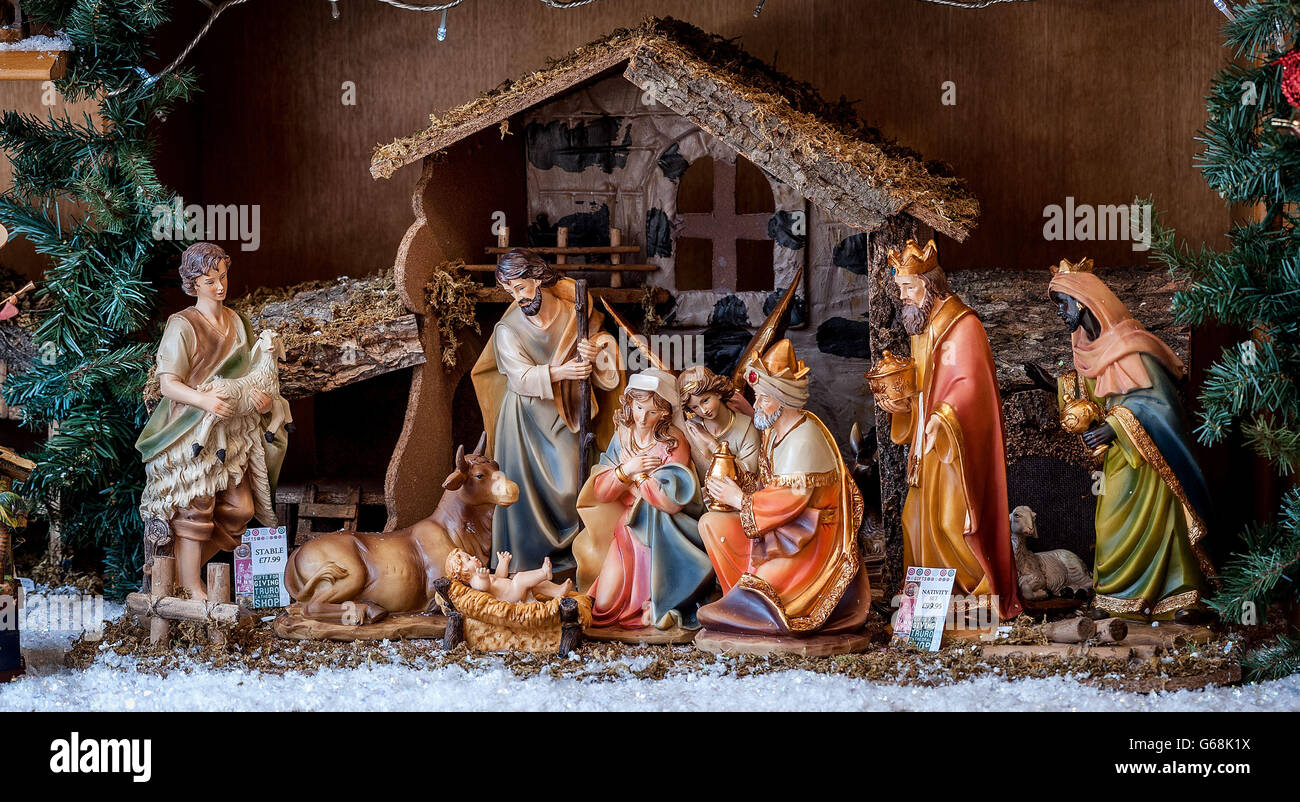 Fai scorta nel Truro Cathedral Shop a tema natalizio che ha aperto oggi a Truro nonostante le temperature estive record. Foto Stock