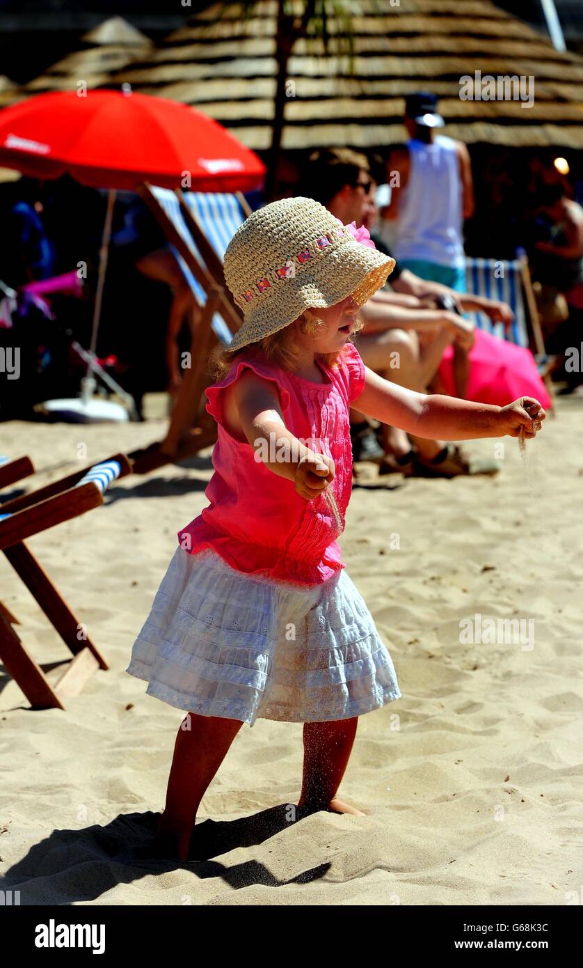 Amelia Scott, di tre anni, di Nottingham, gode della spiaggia urbana "Nottingham Riviera" nella piazza del mercato del centro di Nottingham. Foto Stock