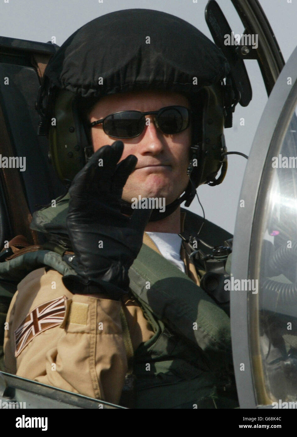 Il pilota britannico Harrier G7 Flt Lt Tony Hanlon ondeggia mentre si trova in taxi sulla sua base in Kuwait, dopo la sua missione sull'Iraq meridionale. Gli aerei degli Stati Uniti e della Gran Bretagna continuano a far rispettare la zona di non volo sopra l'Iraq meridionale. Foto Stock
