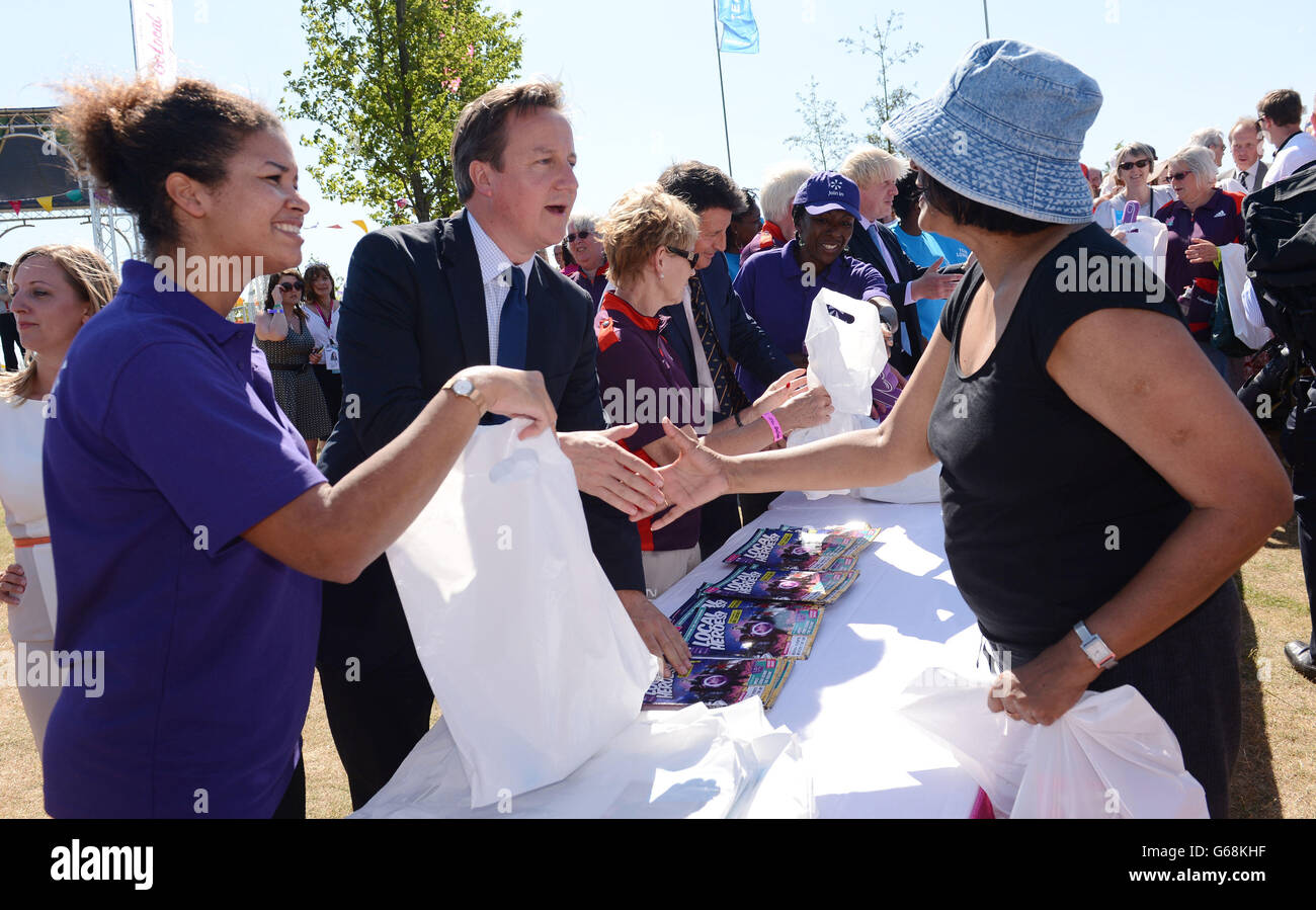 Il primo ministro David Cameron si unisce oggi al sindaco di Londra Boris Johnson e al Lord Sebastian Coe al Parco Olimpico di Londra, dove hanno dato borse di regalo ai costruttori dei Giochi Olimpici che erano lì per festeggiare un anno dopo i Giochi Olimpici e Paralimpici. Gli uomini hanno anche visto lavori di costruzione che stanno trasformando il parco nel parco della Regina Elisabetta Olimpica che sarà aperto più tardi questo mese. Foto Stock