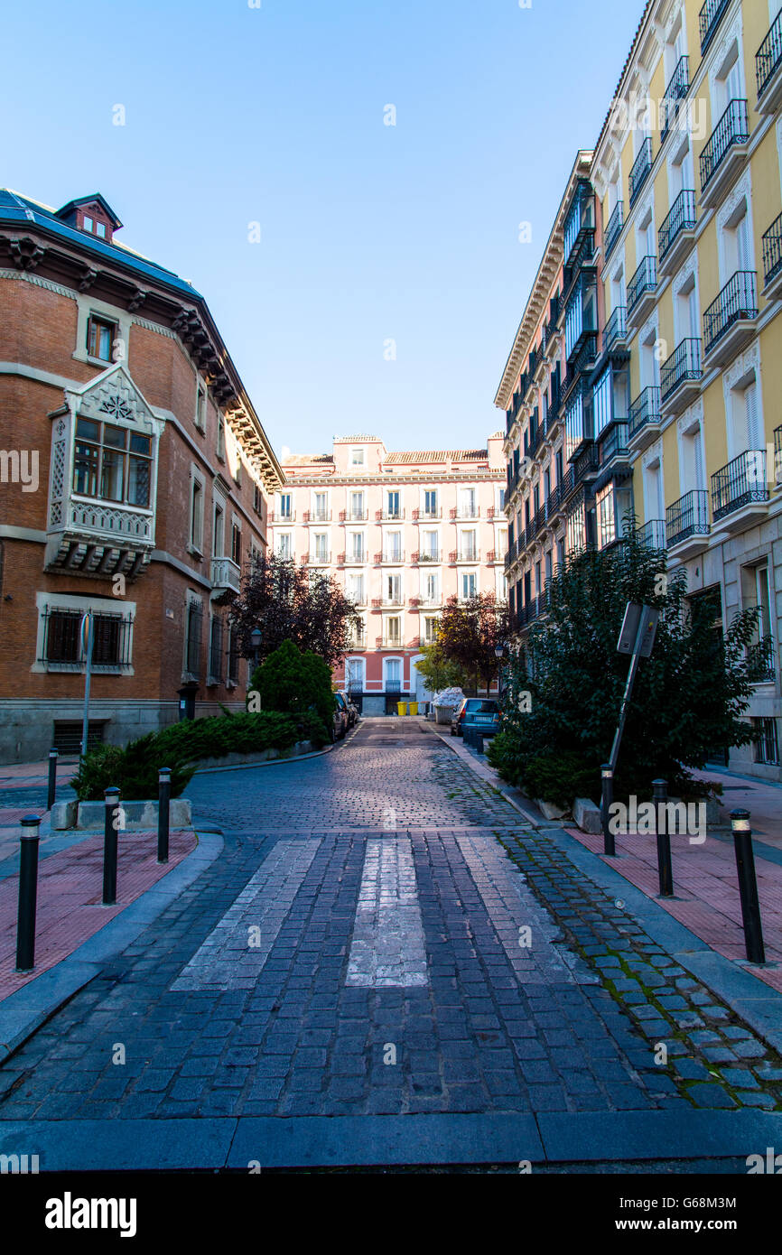 Bassa vista laterale di Street City e gli edifici con balconi Foto Stock