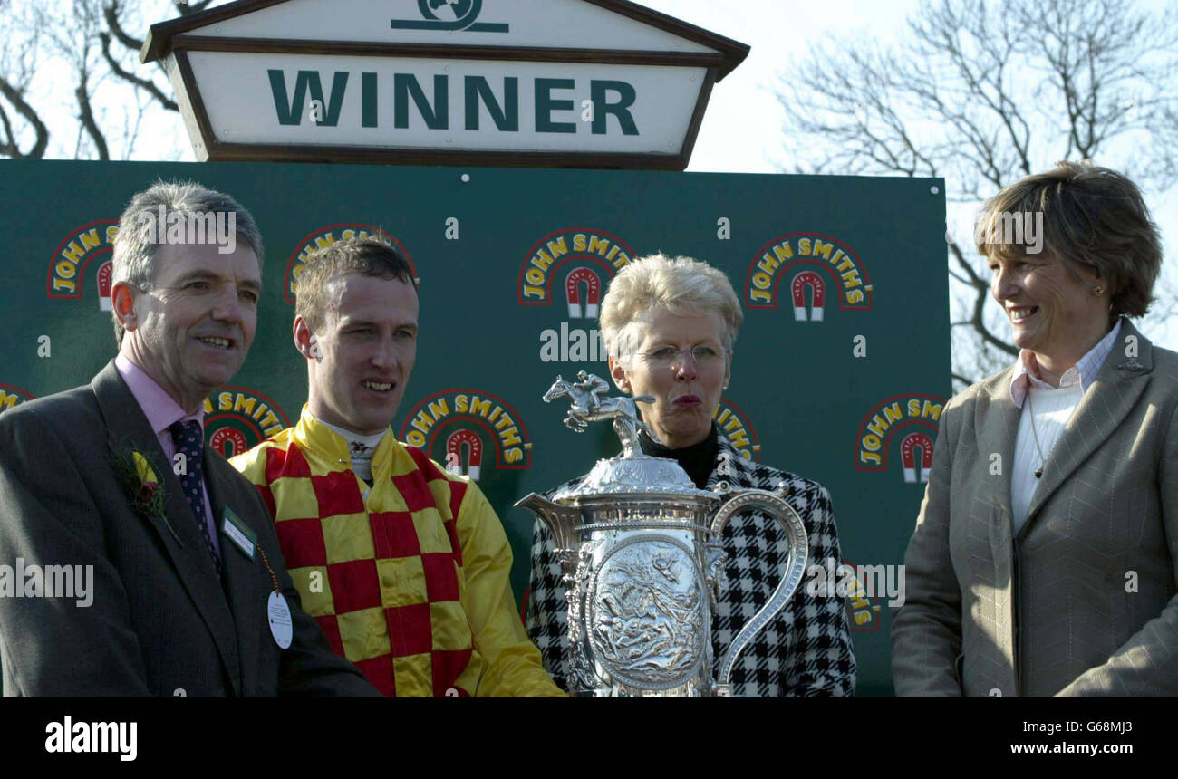 Jockey vincitore, R.M.Power con i proprietari vincitori di Intelligent al John Smiths Midland Grand National, Uttoxeter Race Course, Uttoxeter. Foto Stock