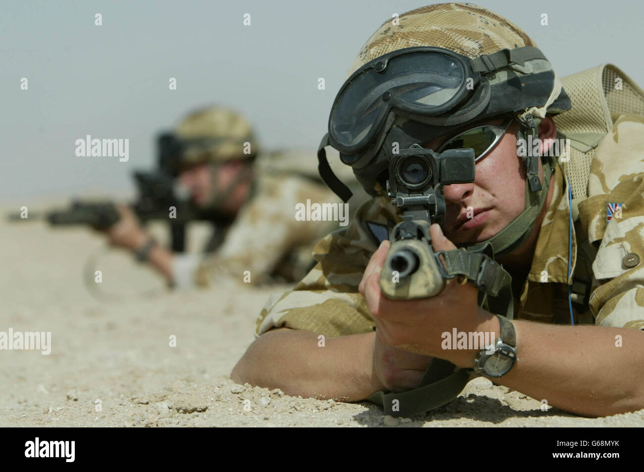 B Compagnia di 3 Para (Reggimento Paracadute), 16 Assault aereo, si muovono attraverso il deserto del Kuwait. Foto di Dan Chung, The Guardian, MOD Pool Foto Stock