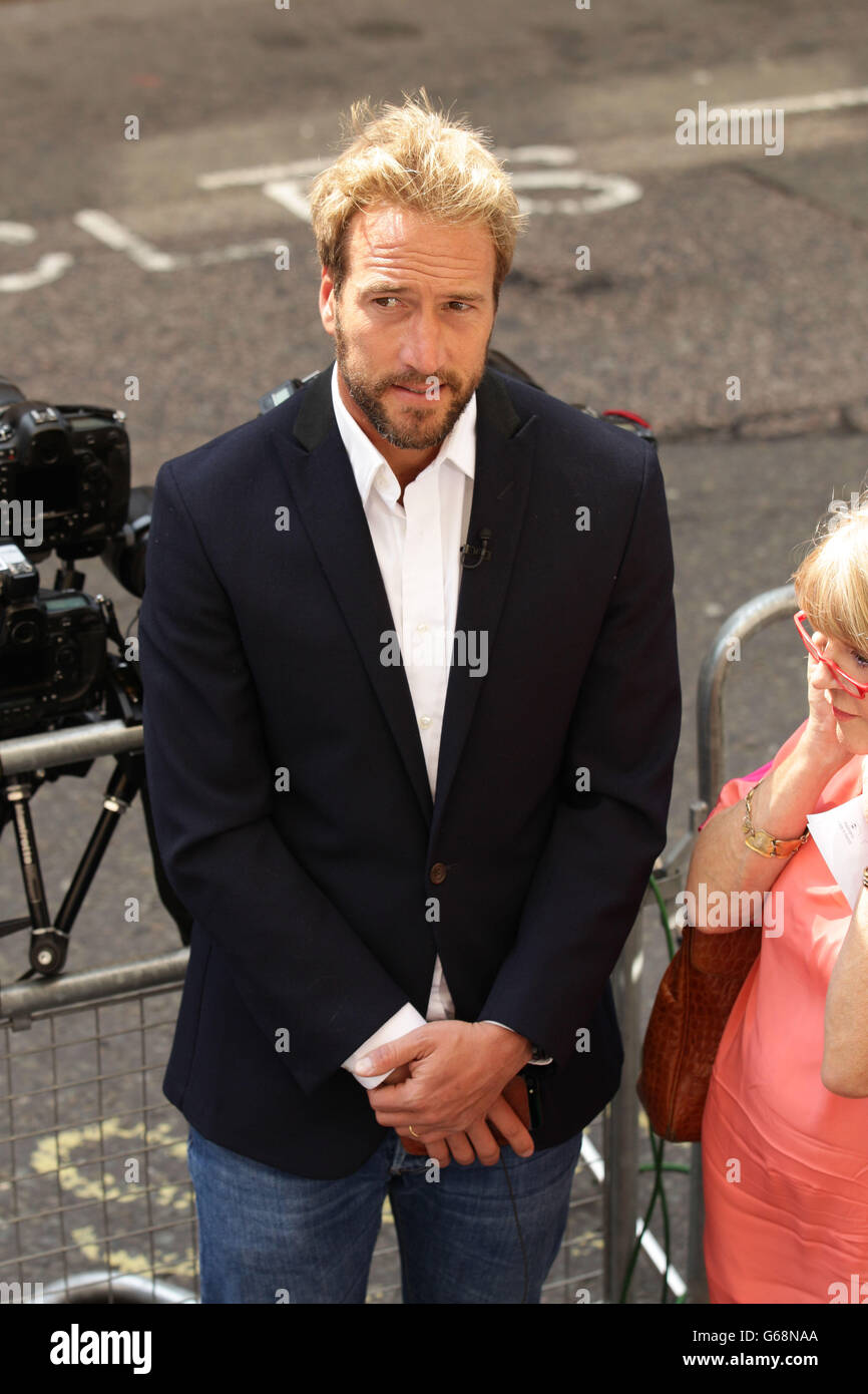 Ben Fogle attende fuori dall'Ala Lindo del St Mary's Hospital di Londra, mentre la Duchessa di Cambridge è stata ricoverata in ospedale nelle prime fasi del lavoro, ha detto oggi Kensington Palace. Foto Stock