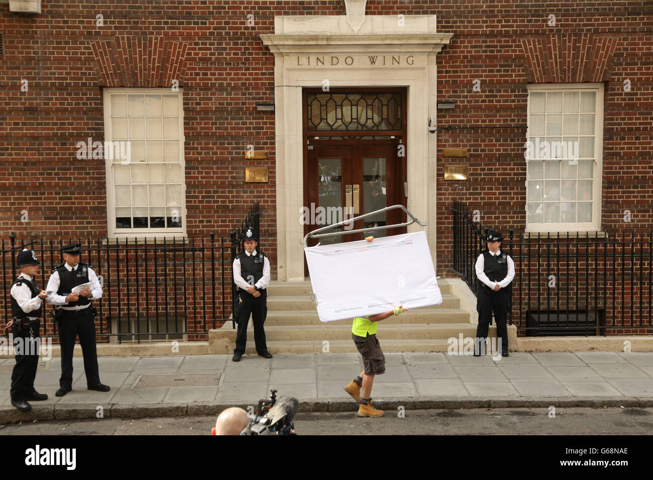 Recinzione è consegnato fuori della Lindo Wing del St Mary's Hospital di Londra come la Duchessa di Cambridge è stata ricoverata in ospedale nelle prime fasi del lavoro, Kensington Palace ha detto oggi. Foto Stock