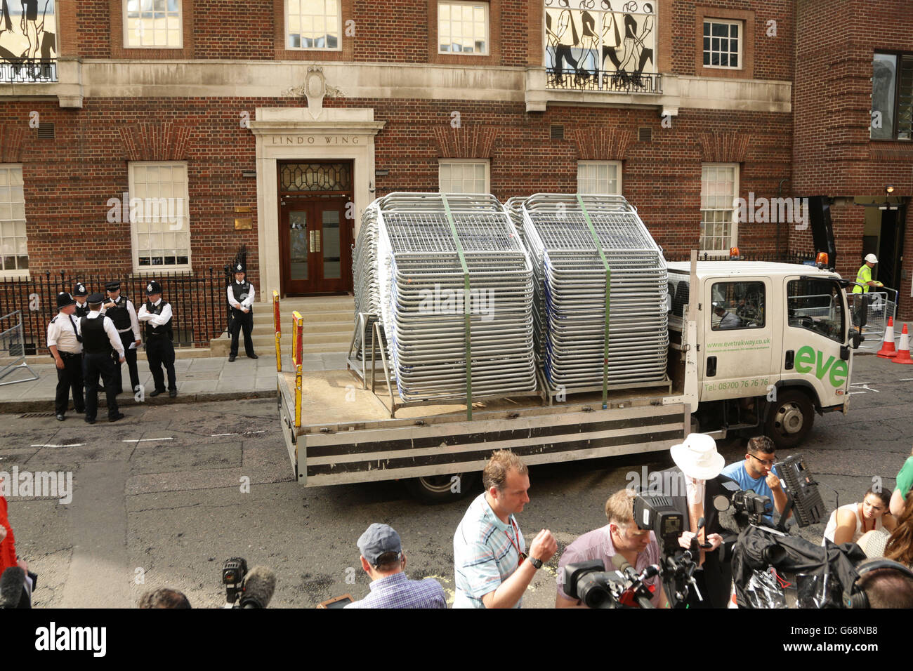 Recinzione è consegnato fuori della Lindo Wing del St Mary's Hospital di Londra come la Duchessa di Cambridge è stata ricoverata in ospedale nelle prime fasi del lavoro, Kensington Palace ha detto oggi. Foto Stock