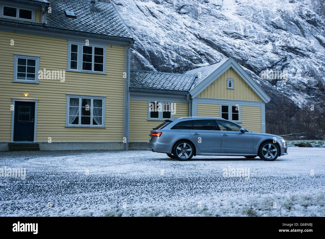 Audi A6 Allroad davanti a una vecchia stazione ferroviaria. Foto Stock