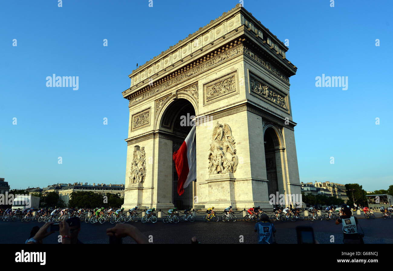 Chris Froome del team Sky indossa la maglia gialla del leader di gara gira intorno all'Arco di Trionfo durante la fase finale del Tour de France a Parigi, Francia. PREMERE ASSOCIAZIONE foto. Data immagine: Domenica 21 luglio 2013. Visita il tour IN BICICLETTA della storia della Pennsylvania. Il credito fotografico dovrebbe essere: John Giles/PA Wire. Foto Stock