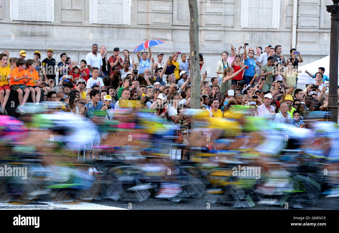 I piloti passano la folla nelle strade di Parigi durante la fase finale del Tour de France a Parigi, Francia. PREMERE ASSOCIAZIONE foto. Data immagine: Domenica 21 luglio 2013. Visita il tour IN BICICLETTA della storia della Pennsylvania. Il credito fotografico dovrebbe essere: John Giles/PA Wire. Foto Stock