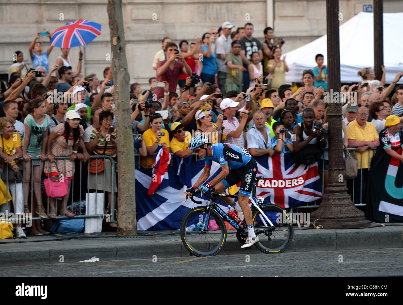 David Millar della Scozia è allietato dalla folla mentre fa una pausa solita durante la fase finale del Tour de France a Parigi, Francia. PREMERE ASSOCIAZIONE foto. Data immagine: Domenica 21 luglio 2013. Visita il tour IN BICICLETTA della storia della Pennsylvania. Il credito fotografico dovrebbe essere: John Giles/PA Wire. Foto Stock