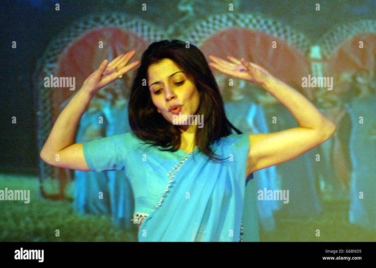 L'attrice Shivani Ghai durante una fotocellula per promuovere la nuova produzione di 'Bollywood-Yet Another Love Story' presso i Riverside Studios, Hamersmith. Foto Stock