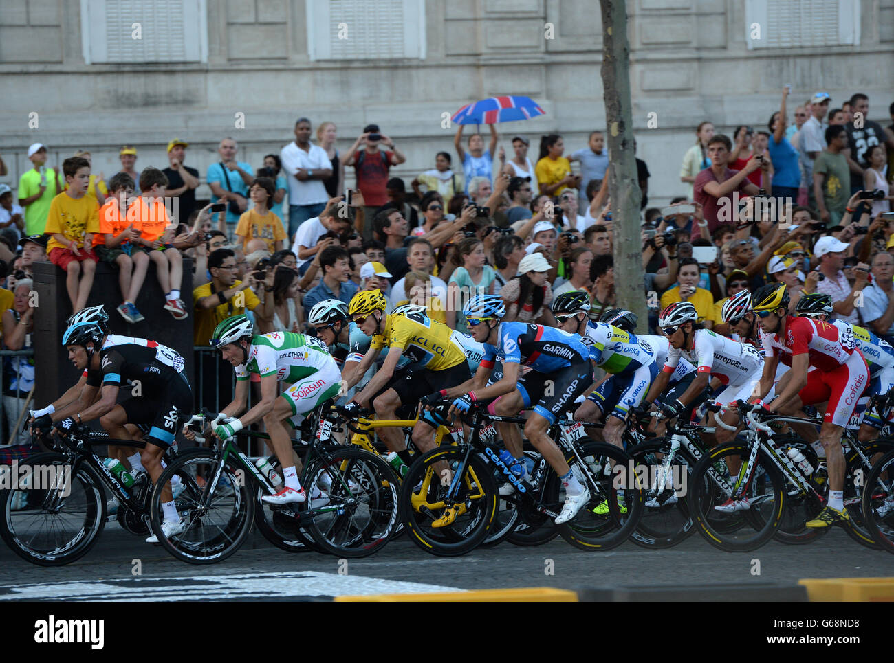 Chris Froome di Gran Bretagna (giallo) del Team Sky è allietato dalle folle lungo le strade di Parigi durante la fase finale del Tour de France a Parigi, Francia. PREMERE ASSOCIAZIONE foto. Data foto: Domenica 21 luglio 2013. Visita il tour CICLISTICO della storia della Pennsylvania. Il credito fotografico deve essere: John Giles/PA Wire. Foto Stock
