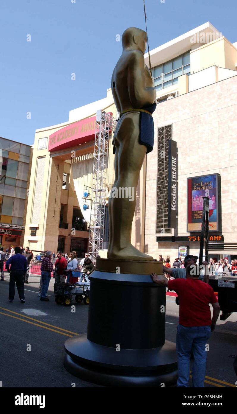 Una statua di Oscar fuori dal Kodak Theatre, Hollywood, Los Angeles, USA, dove si terranno i 75° premi dell'Accademia domenica 23 marzo. Foto Stock