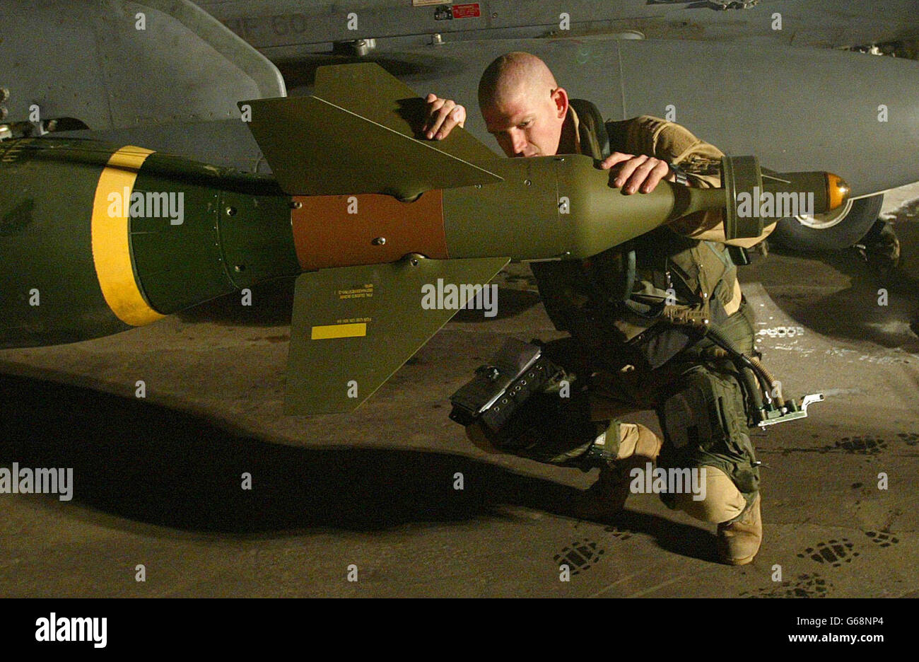 Il capitano Johnny 'Red' Walker, un pilota statunitense in cambio della British Royal Air Force, ispeziona una bomba laser guidata Paveway II sul suo Harrier GR7 alla sua base in Kuwait prima di una missione sull'Iraq. Foto Stock
