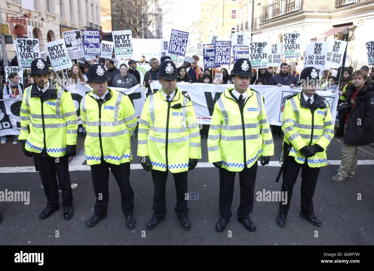 Ufficiali di polizia scortano una marcia di protesta nel centro di Londra, organizzata per mostrare opposizione alla guerra con l'Iraq. Altre manifestazioni si stanno svolgendo in altre parti del Regno Unito, ma il numero di persone che protestano non dovrebbe corrispondere alla protesta del mese precedente. *... quando più di un milione di persone arrivarono nella capitale. Foto Stock