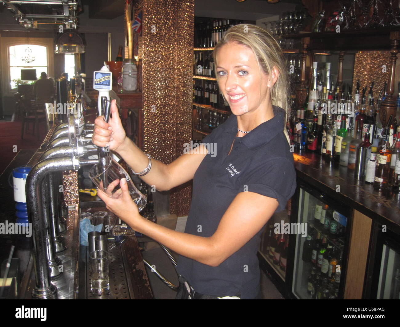 La duchessa di Cambridge barmaid Katie Wilson tirando una pinta nel pub di Windsor. Il pub celebra la nascita del bambino reale con una nuova birra chiamata Heir Raiser. Foto Stock