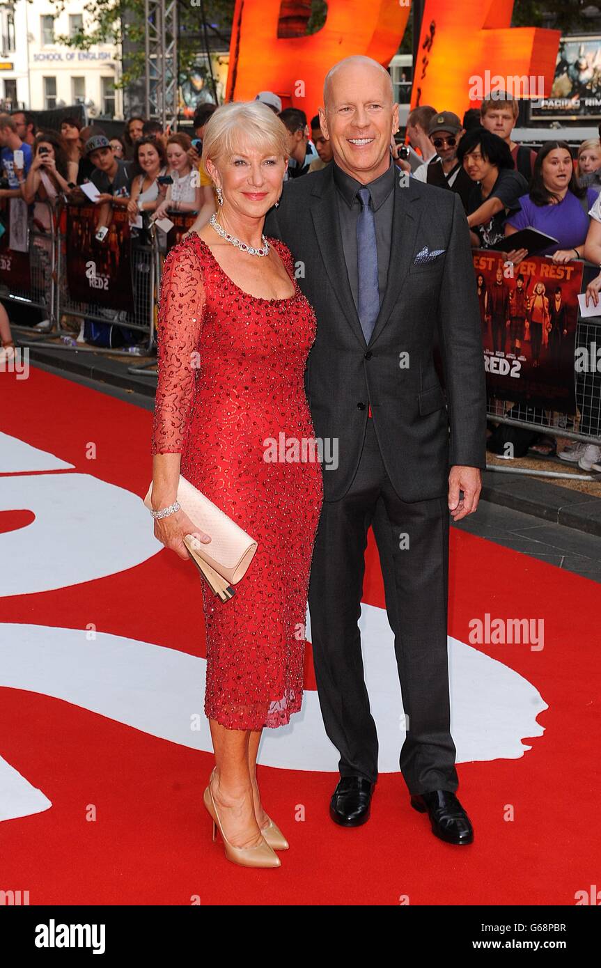 Bruce Willis e Helen Mirren arrivano alla premiere britannica di Red 2, al cinema Empire Leicester Square di Londra. Foto Stock