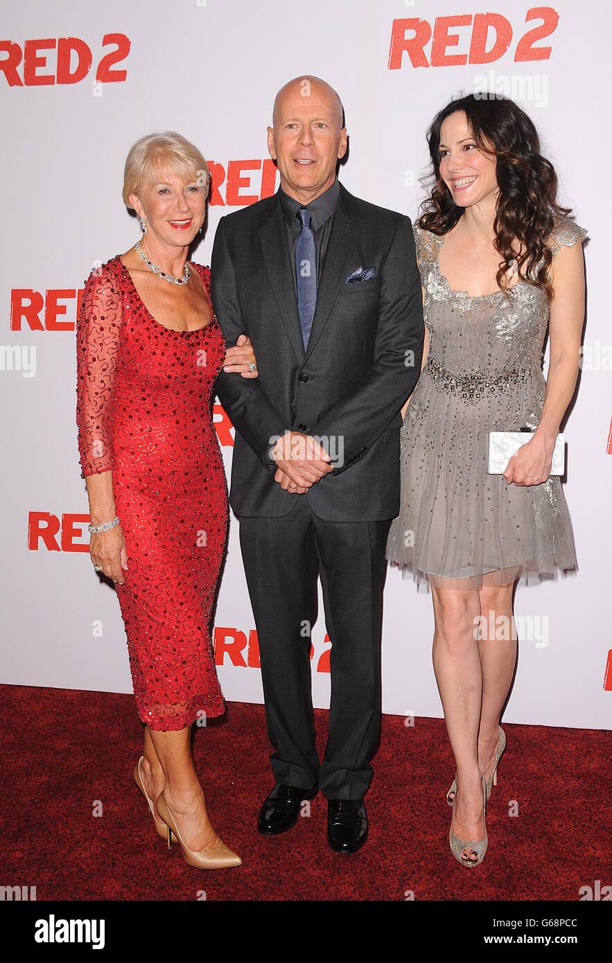Helen Mirren, Bruce Willis e Mary-Louise Parker arrivano alla prima britannica di Red 2, al cinema Empire Leicester Square di Londra. Foto Stock