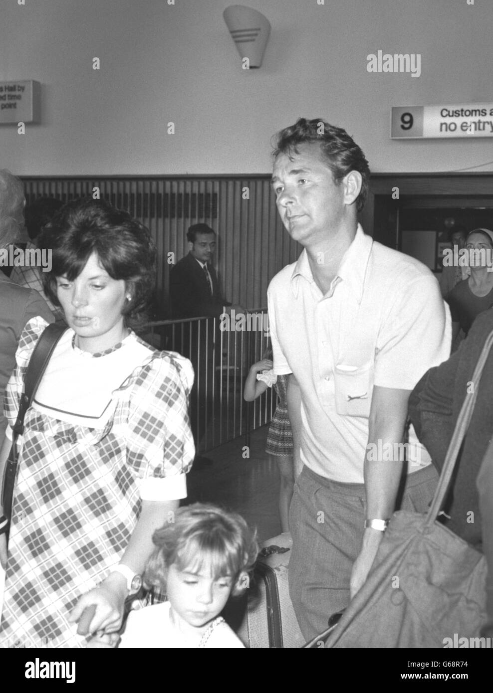 Barbara e Brian Clough con la figlia Elizabeth ritornano da Alicante, dove la famiglia stava godendo una vacanza, in modo da poter assumere la sua nuova posizione come manager del Leeds United. Foto Stock