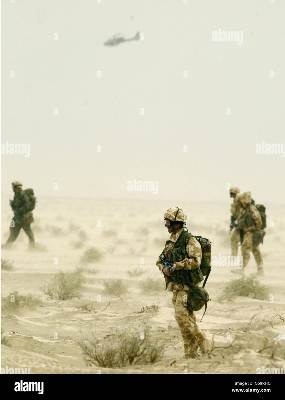 16 brigata dell'assalto dell'aria - 3 corpi aerei dell'esercito - nell'Irak meridionale, pattugliando i deserti intorno ai campi petroliferi del Ramala del nord in una tempesta di sabbia. Foto Stock