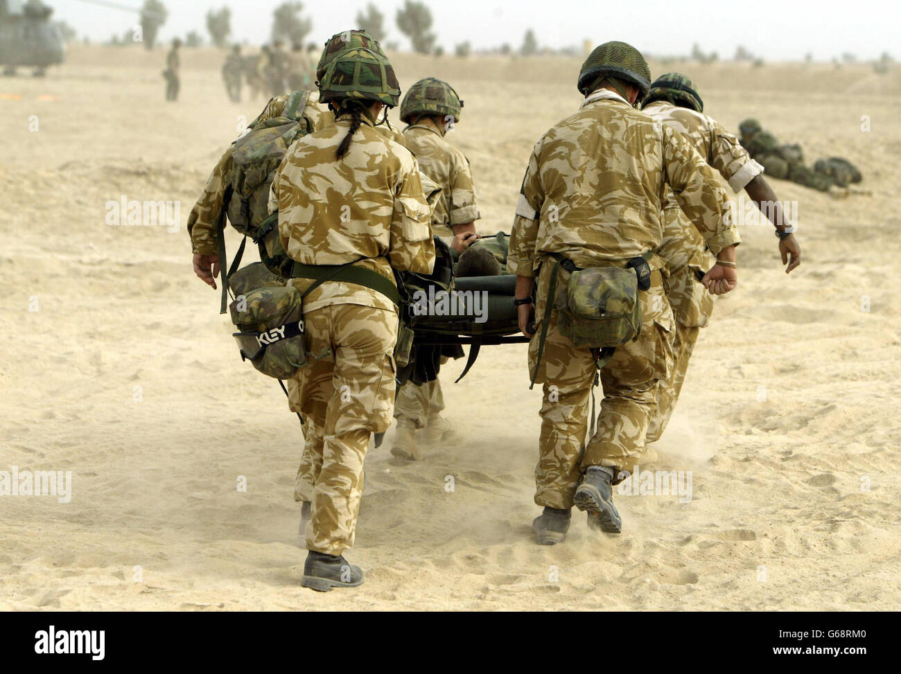 I feriti britannici sono volati fuori da 1 CS Medical Regiment basato vicino a Basra, Iraq meridionale, in un elicottero Puma. Foto di Dan Chung, The Guardian, MOD Pool Foto Stock