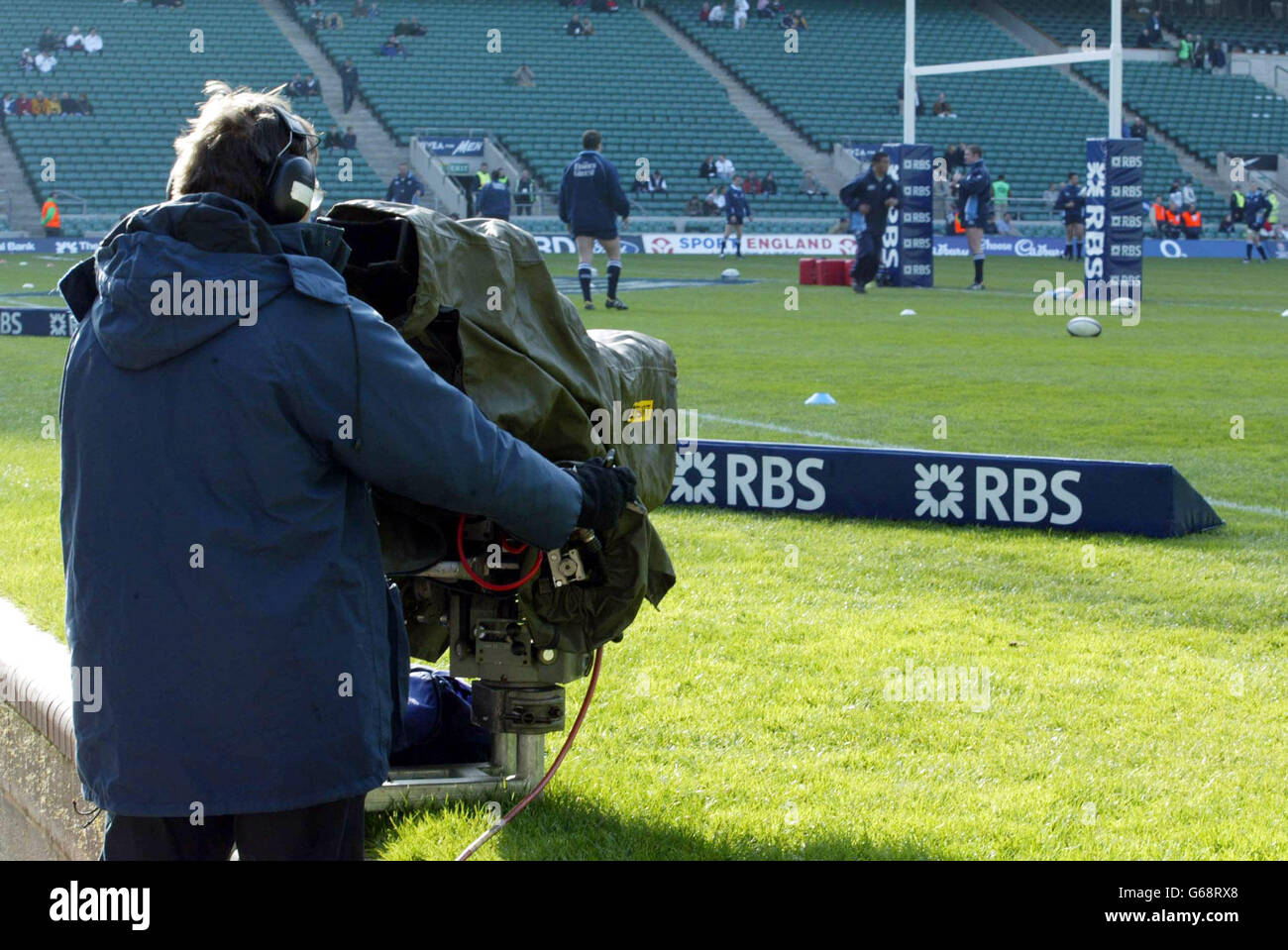 Un cameraman televisivo cattura il riscaldamento in vista della partita RBS 6 Nations tra Inghilterra e Scozia a Twickenham, Londra. L'Inghilterra sconfisse la Scozia 40-9. Foto Stock