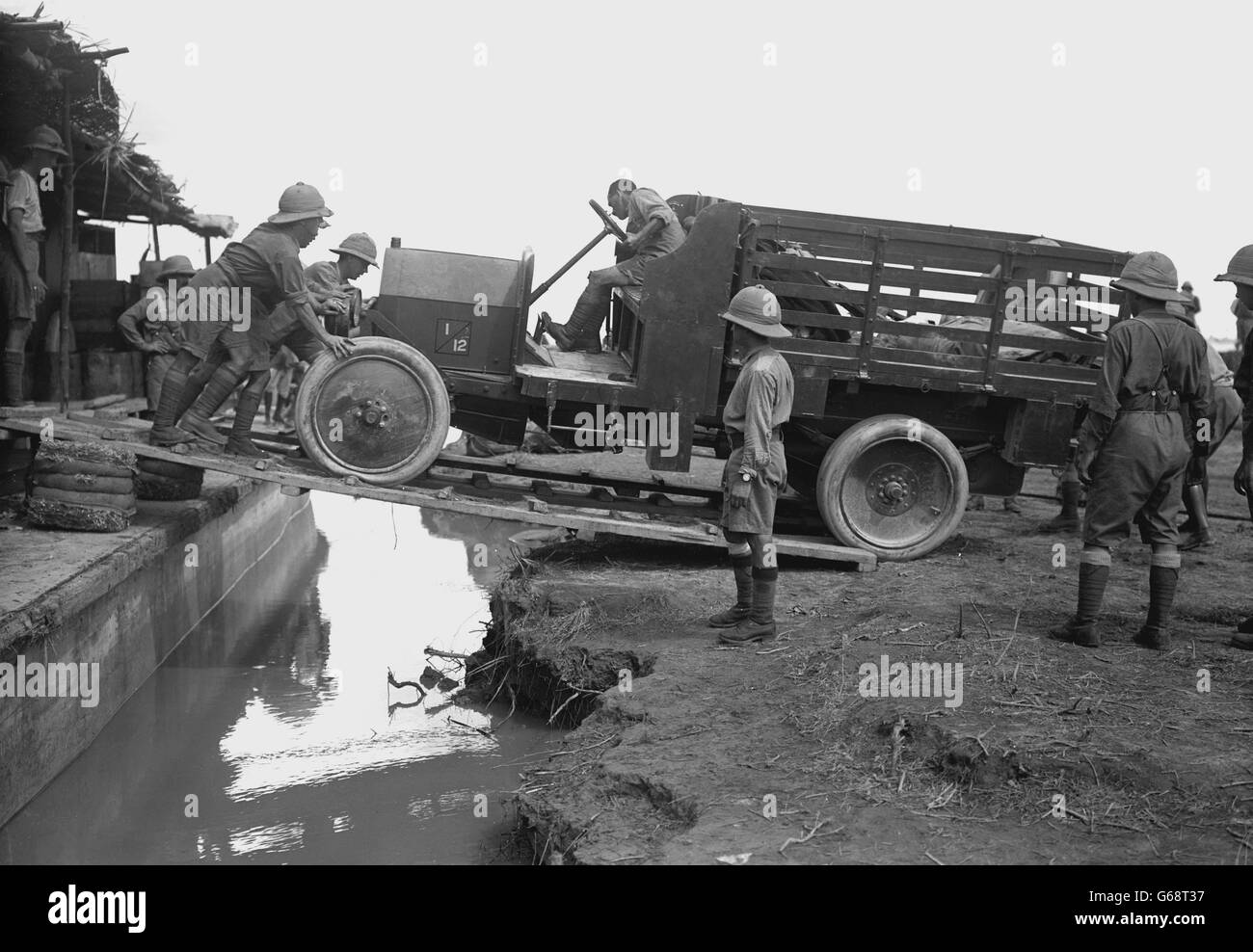 1915: Soldati britannici della Indian Expeditionary Force che atterrano autocarri a motore da un vaporetto fluviale. L'IEF avanzò sul fiume Tigris verso Baghdad nell'estate del 1915 come parte della guerra contro i turchi ottomani. Foto Stock