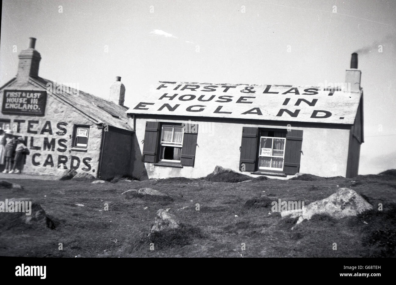 1930, foto storiche che mostrano la 'First & Last House' in Inghilterra' (nome stampato sul tetto), una famosa sala da tè sulla costa a Land's End in Cornovaglia, che offre tè, spuntini, passie della Cornovaglia e altri rinfreschi, oltre a cartoline e souvenir, Inghilterra, Regno Unito. Foto Stock