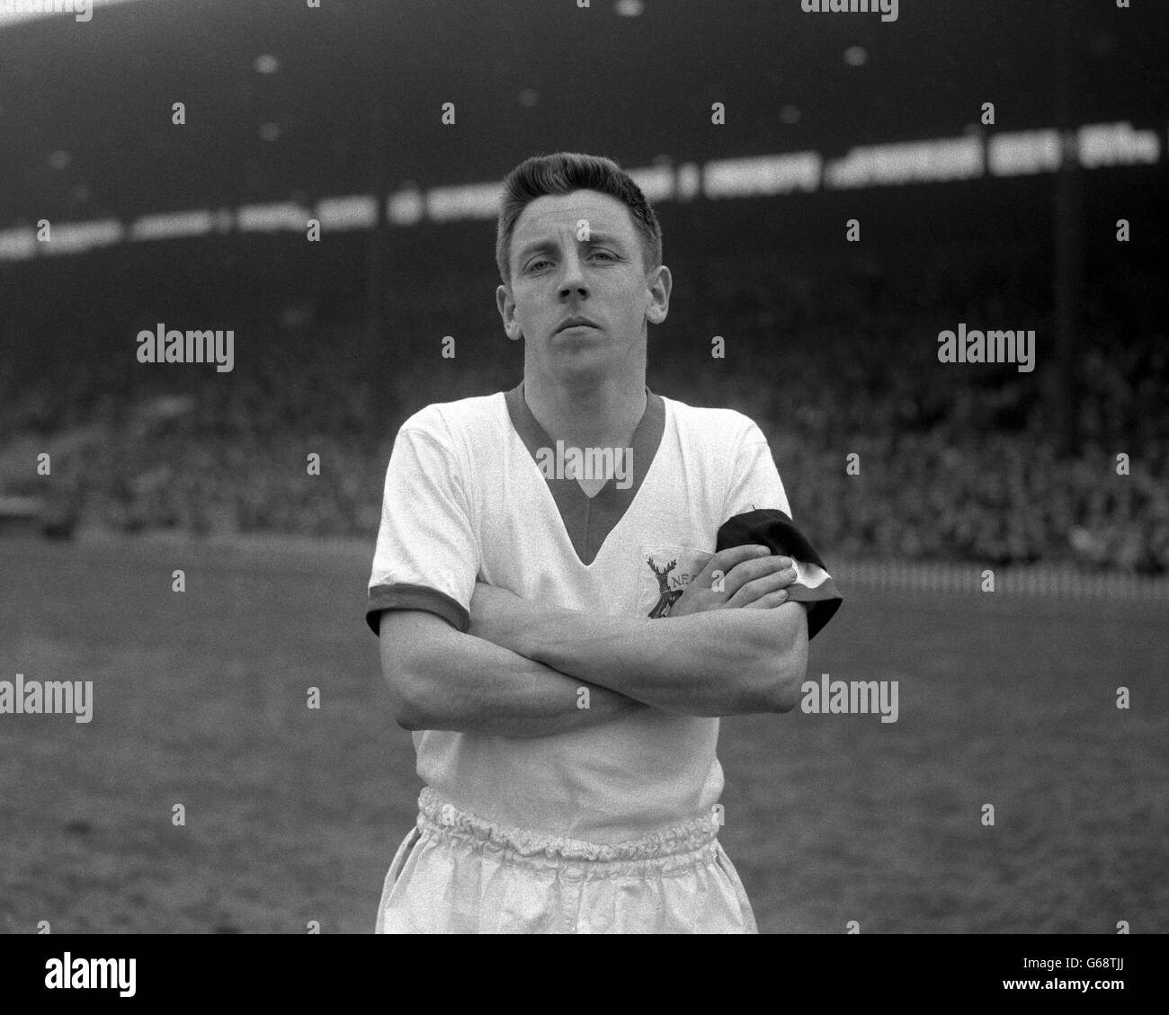 Stewart Imlach, la sinistra internazionale della foresta di Nottingham. Imlach si trasferì dalla sua nativa Lossiemouth a Bury e Derby County prima di trasferirsi a Nottingham Forest. Questo è stato il primo gioco di campionato del Manchester United dal crollo aereo di Monaco. Foto Stock