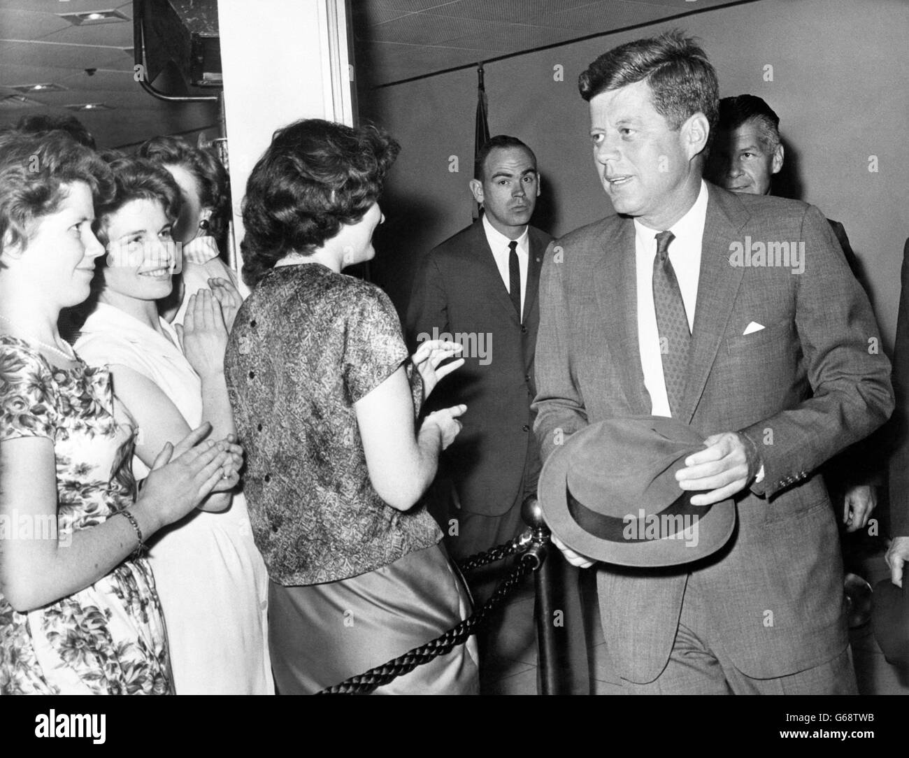 Il presidente americano John F Kennedy chiacchiera con il personale dell'ambasciata degli Stati Uniti a Londra. Foto Stock