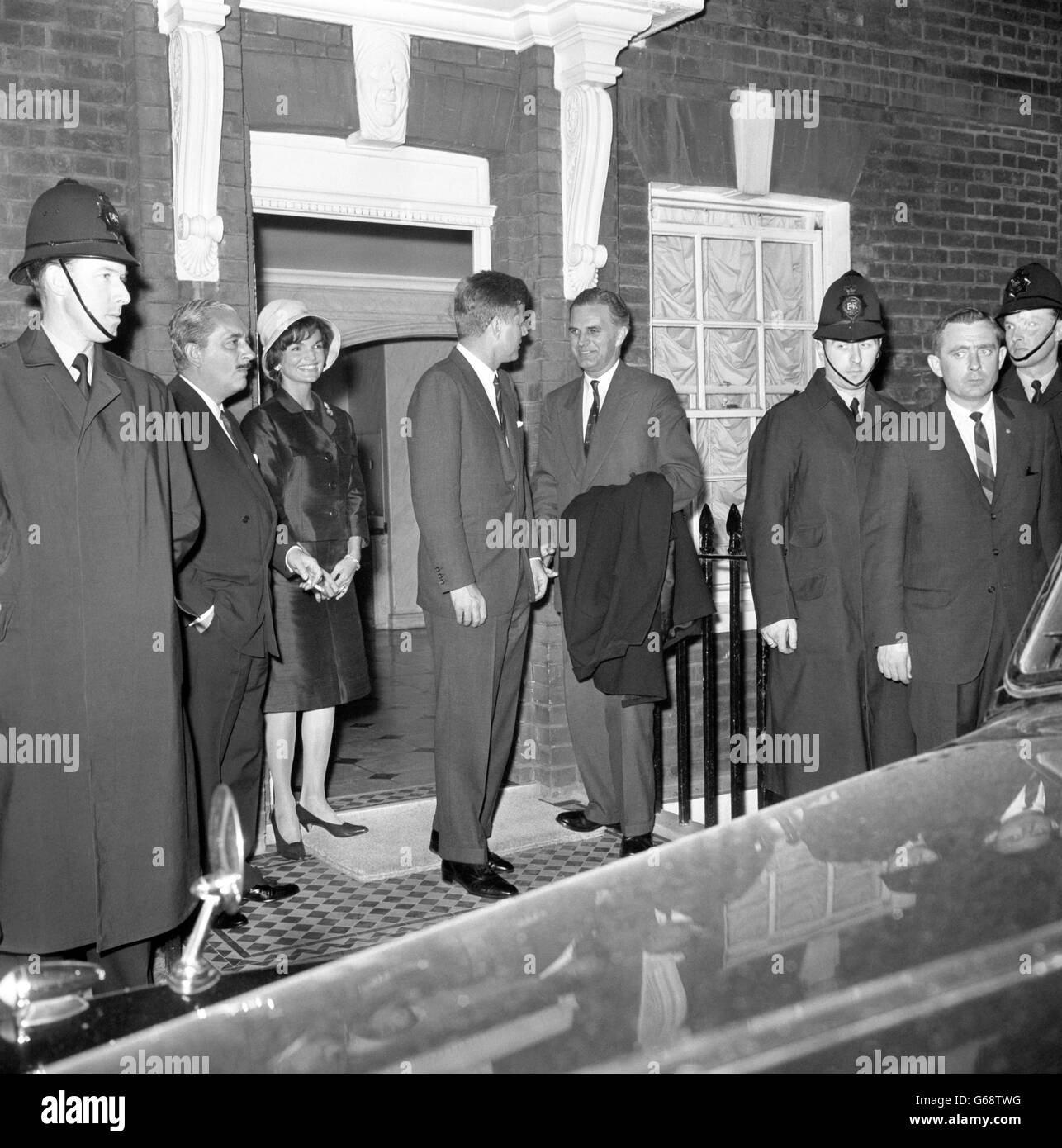 Il presidente John Kennedy dell'America ha fotografato all'aeroporto di Londra (Heathrow) poco prima di partire per casa fino a tarda notte, dopo la sua vorticosa visita nella capitale britannica. Sua moglie, la signora JACQUELINE KENNEDY, stava a Londra prima di partire per una visita in Grecia. Foto Stock