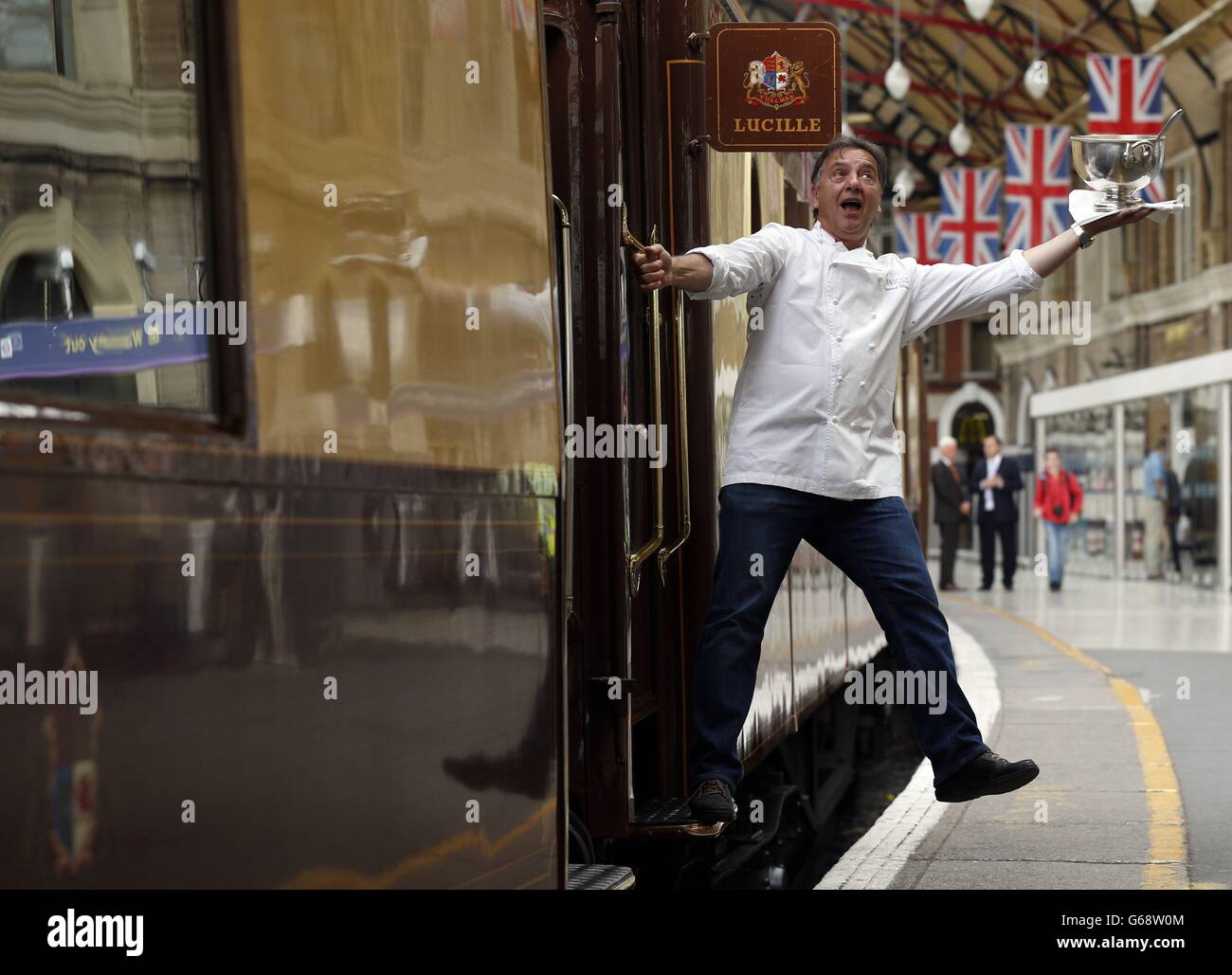 Lo chef stellato Michelin Raymond Blanc assiste a una fotocellula accanto al British Pullman, treno gemellato per il Simplon-Orient-Express di Venezia, presso la London Victoria Station, per promuovere una serie di cene "pop-up" che saranno ospitate da rinomati chef sul treno nel 2013 e 2014. Foto Stock