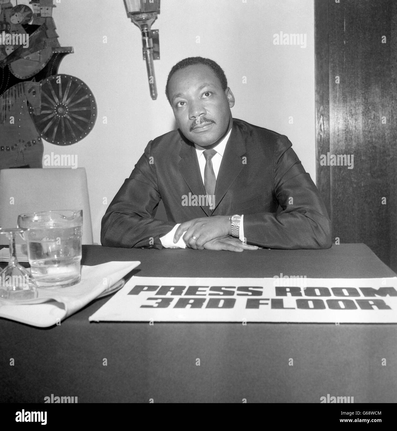 Martin Luther King, leader dei diritti civili, durante una conferenza stampa all'Hilton Hotel di Londra. Ieri ha ricevuto una laurea honoris dall'Università di Newcastle. Foto Stock