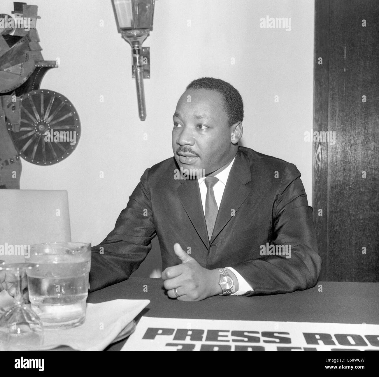 Martin Luther King, leader dei diritti civili, durante una conferenza stampa all'Hilton Hotel di Londra. Ieri ha ricevuto una laurea honoris dall'Università di Newcastle. Foto Stock