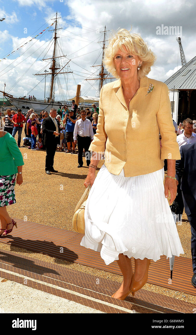 La Duchessa di Cornovaglia ti permette di ammirare le attrazioni e i suoni durante una visita allo storico porto navale di Chatham a Kent, quando lei e il Principe di Galles visitarono il Kent. Foto Stock