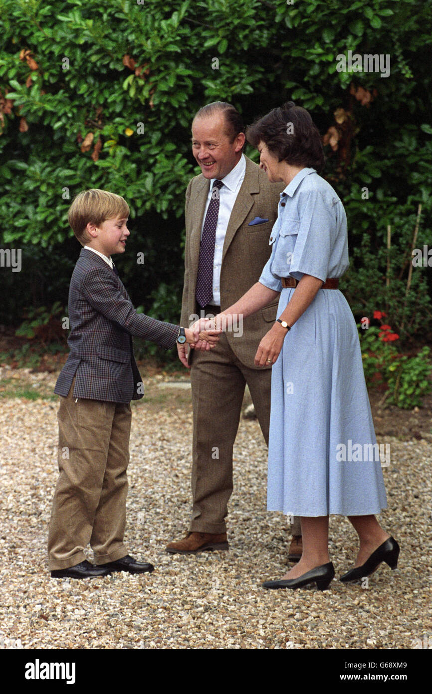 Il principe William è accolto alla Ludgrove Preparatory School vicino a Wokingham, Berks. Unisca il headmaster Nichol Marston e Janet Barber, moglie dell'altro headmaster, Gerald Barber. Foto Stock
