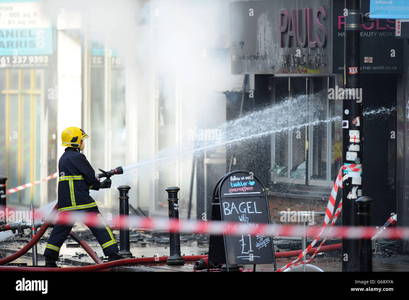 Vigili del fuoco sulla scena di un incendio al Paul's Hair World a Oldham Street, Manchester, dove il pompiere Stephen Hunt, 38 anni, è stato ucciso mentre affrontava le fiamme nel negozio del centro della città. Foto Stock