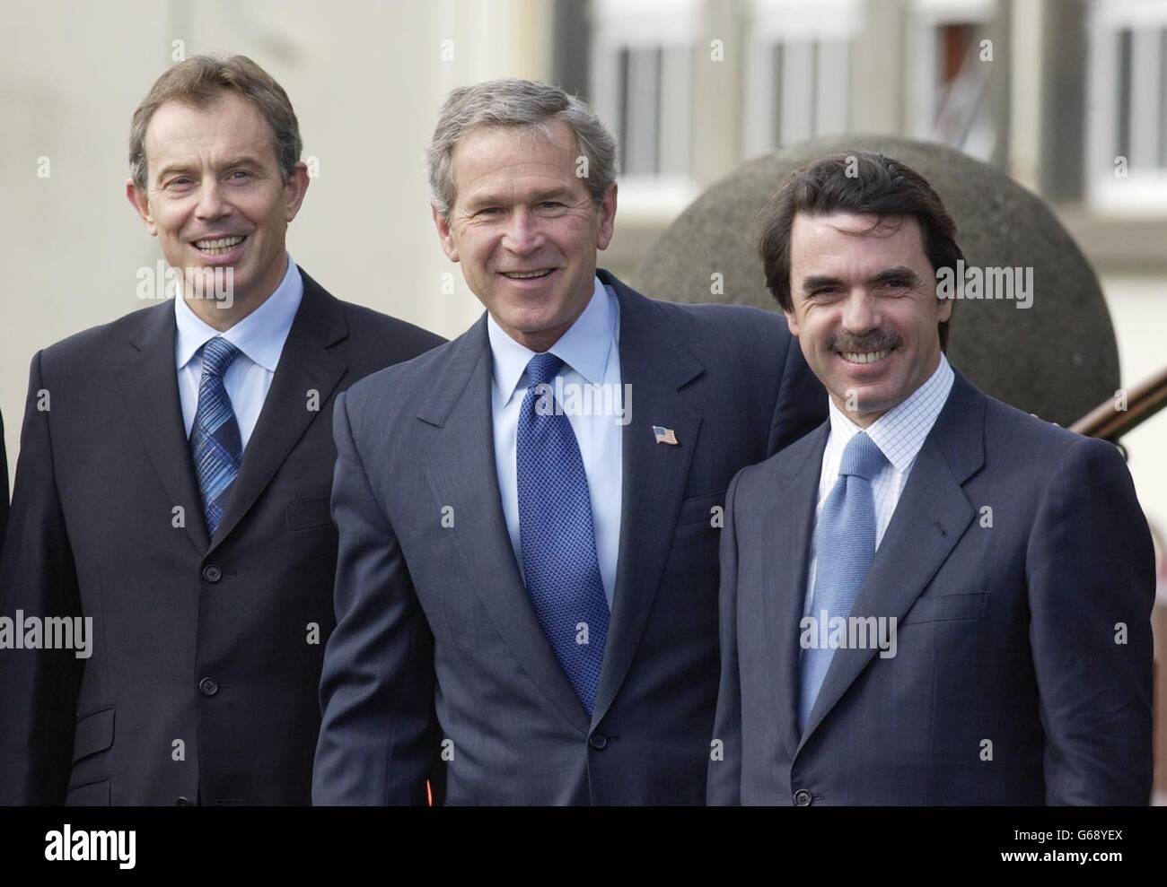 Il primo ministro britannico Tony Blair (sinistra) il presidente degli Stati Uniti George Bush e il primo ministro spagnolo Jose Maria Aznar (R) alle Azzorre, dove stanno tenendo colloqui sull'Iraq. Foto Stock