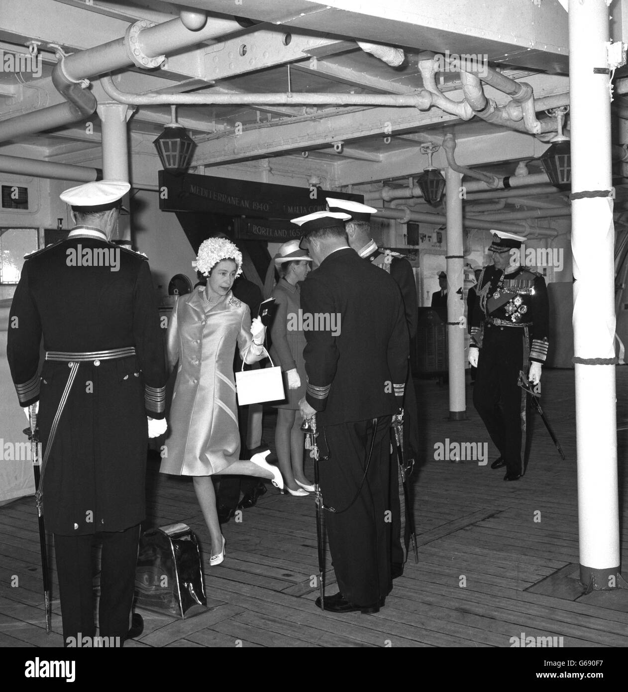 Royalty - Queen Elizabeth II - HMS Eagle Foto Stock