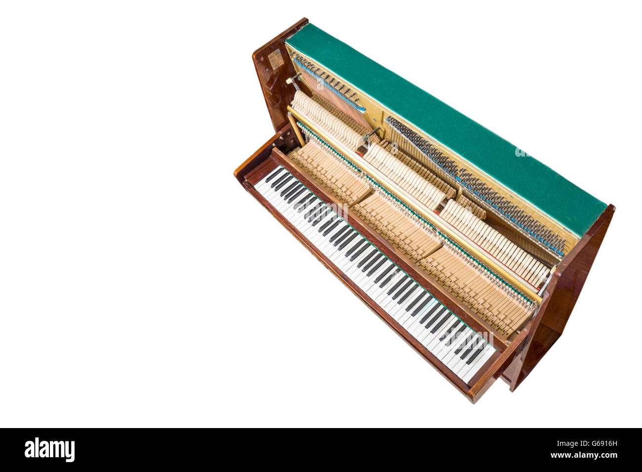 Aperto pianoforte verticale isolato su bianco, vista dall'alto. Foto Stock