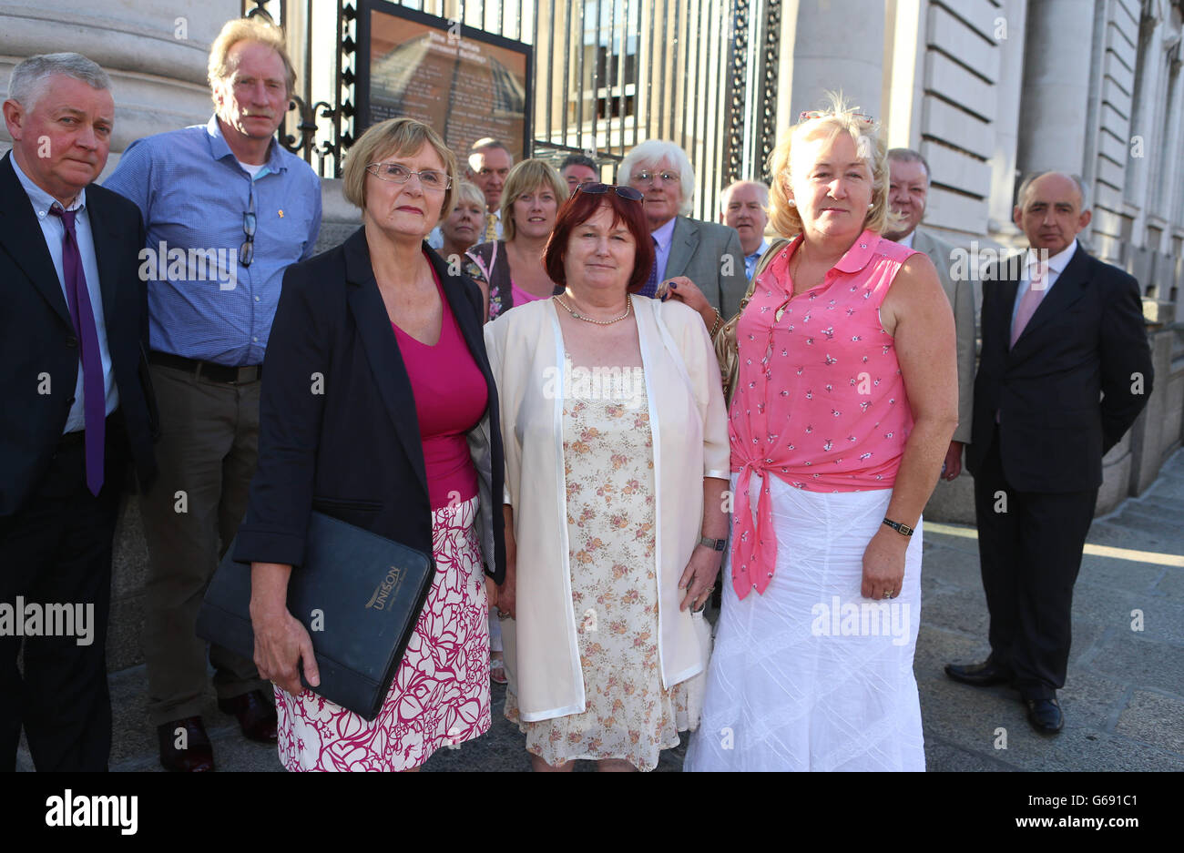 (Sinistra - destra) Margaret Urwin, Monica Duffy Campbell e Bernie McNally del gruppo della campagna Justice for the Forgotten dopo il loro incontro con Taoiseach Enda Kenny presso gli edifici governativi di Dublino. Foto Stock