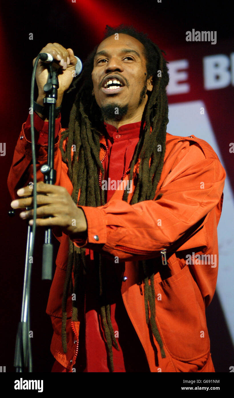 Il poeta Benjamin Zephaniah si esibisce sul palco durante il concerto One Big No anti-war, presso lo Shepherds Bush Empire di Londra Foto Stock