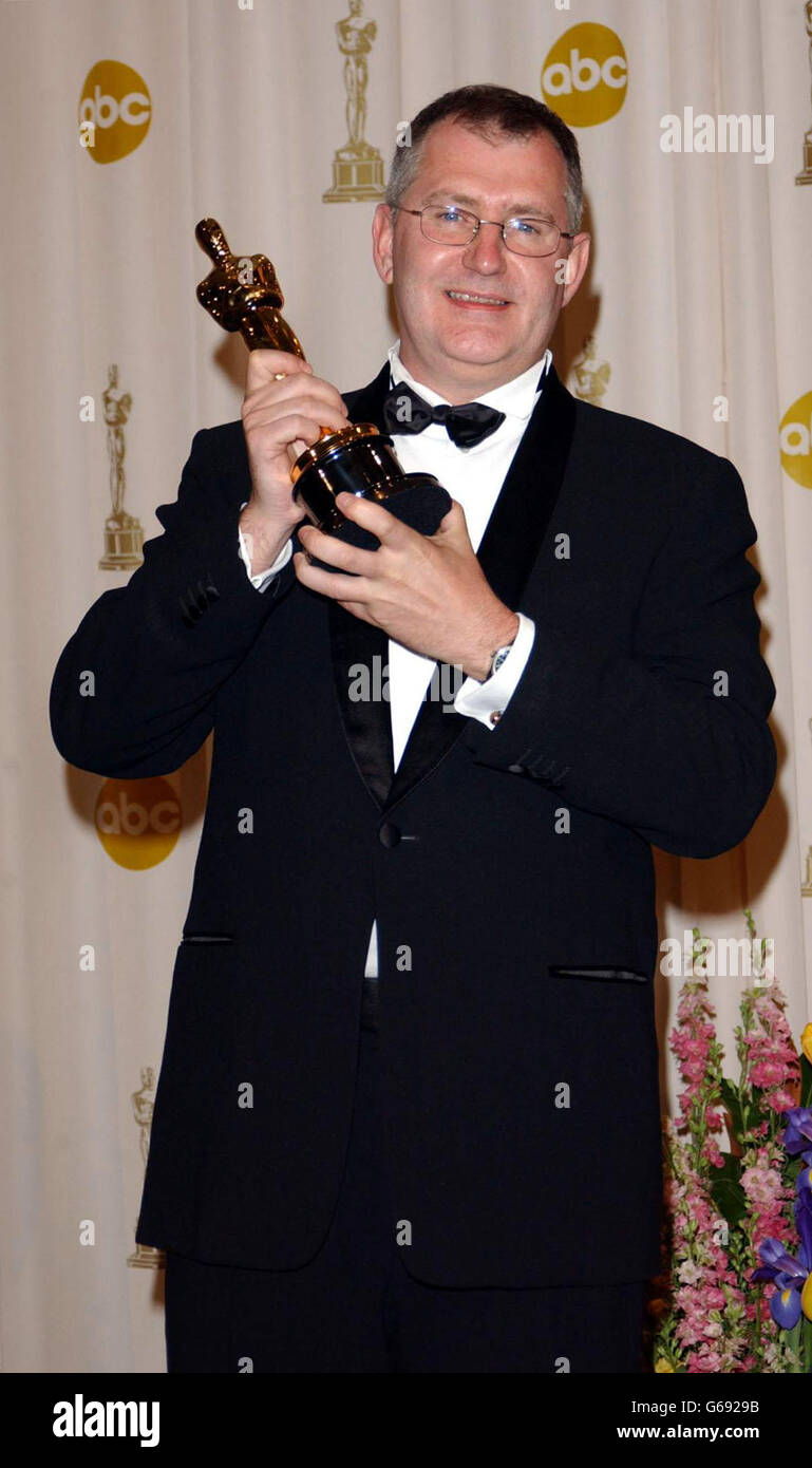 Martin Walsh con il suo Oscar per la realizzazione in editing per il film Chicago al 75th Academy Awards, Oscar, al Kodak Theatre di Hollywood. Foto Stock