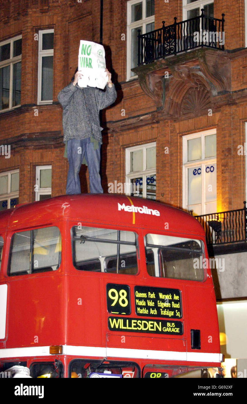 Manifestanti nel centro di Londra Oxford Street (incrocio con Orchard Street). Circa 100 manifestanti hanno bloccato Oxford Street nel centro di Londra e hanno fermato gli autobus dall'uso della strada, ha detto la polizia. Un portavoce di Scotland Yard ha detto che non ci sono stati arresti durante l'incidente. Foto Stock
