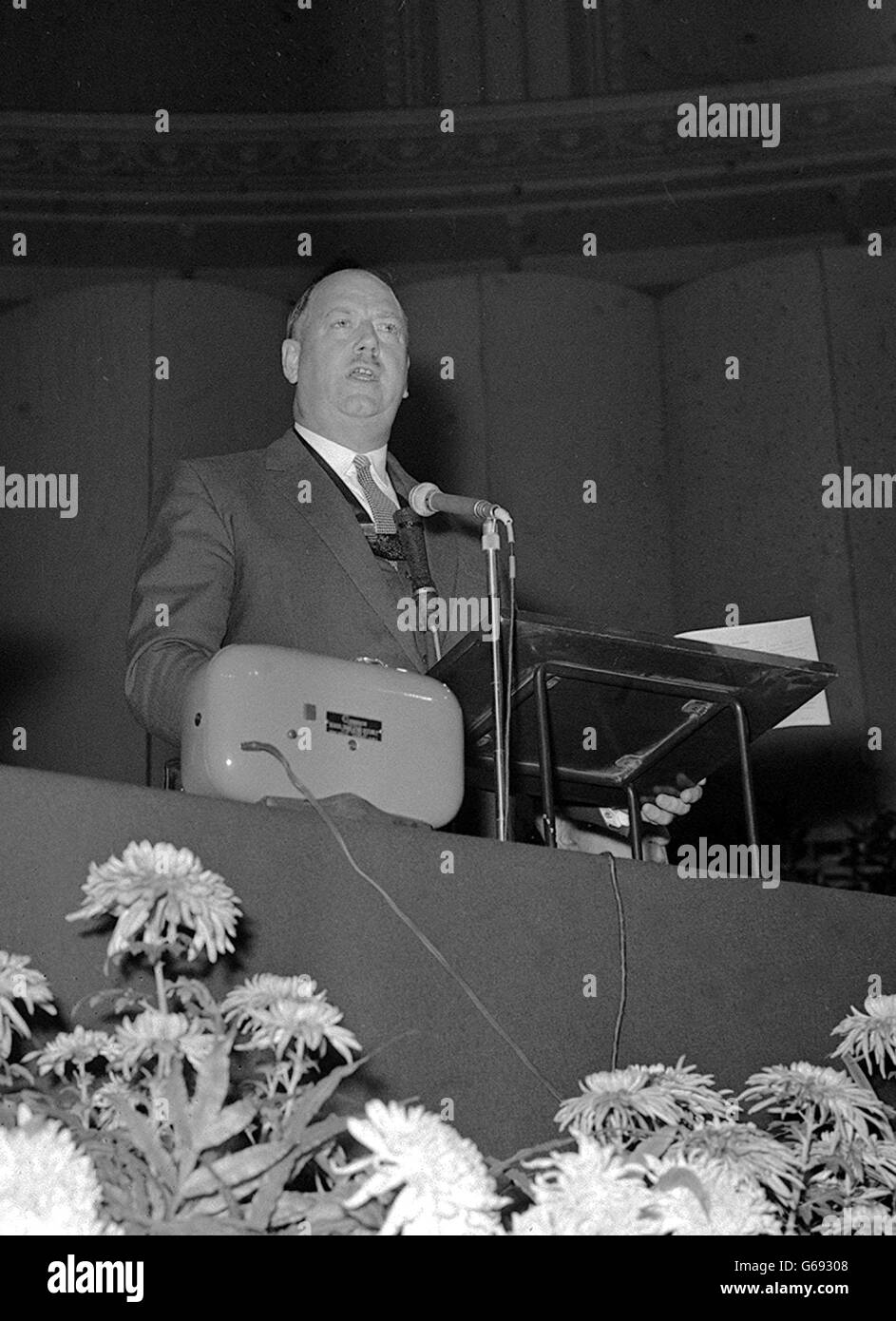 Richard Beeching, presidente della British Transport Commission, ha parlato del suo piano per le ferrovie mentre si è rivolto alla conferenza annuale dell'Institute of Directors alla Royal Albert Hall di Londra. Foto Stock