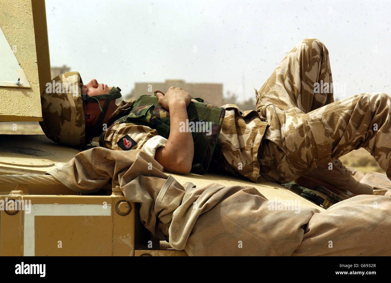 Scots Dragoon Guard - guerra in Iraq. Una Guardia Dragone reale scozzese fa una pausa dopo una lunga notte di combattimenti nell'Iraq meridionale. Foto Stock