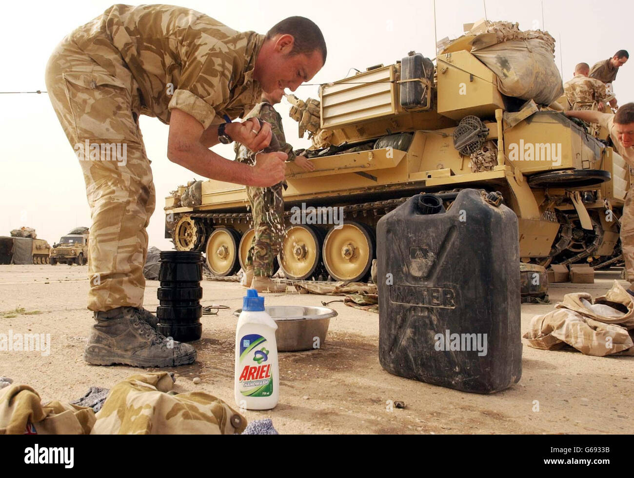 Scots Dragoon Guard - guerra in Iraq. Una Guardia Dragone reale scozzese fa una pausa dopo una lunga notte di combattimenti nell'Iraq meridionale. Foto Stock